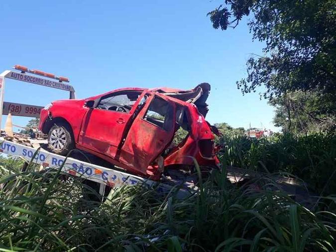 Carro em que Graciomar levava as três crianças ficou completamente destruído(foto: Reprodução/Arquivo pessoal) Carro em que Graciomar levava as três crianças ficou completamente destruído(foto: Reprodução/Arquivo pessoal)
