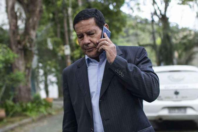 Perguntado sobre nomes para outras pastas, Mourão disse que Bolsonaro está conversando com muitas pessoas(foto: Mauro Pimentel/AFP) Perguntado sobre nomes para outras pastas, Mourão disse que Bolsonaro está conversando com muitas pessoas(foto: Mauro Pimentel/AFP)