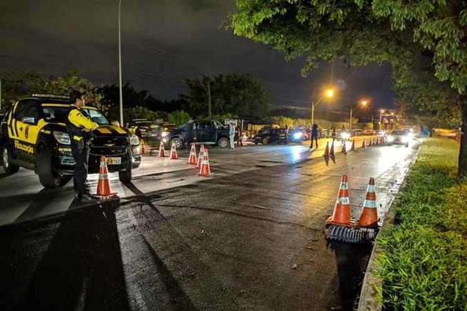Durante fiscalização, uma pessoa foi presa por desacato(foto: Divulgação / Detran-DF) Durante fiscalização, uma pessoa foi presa por desacato(foto: Divulgação / Detran-DF)