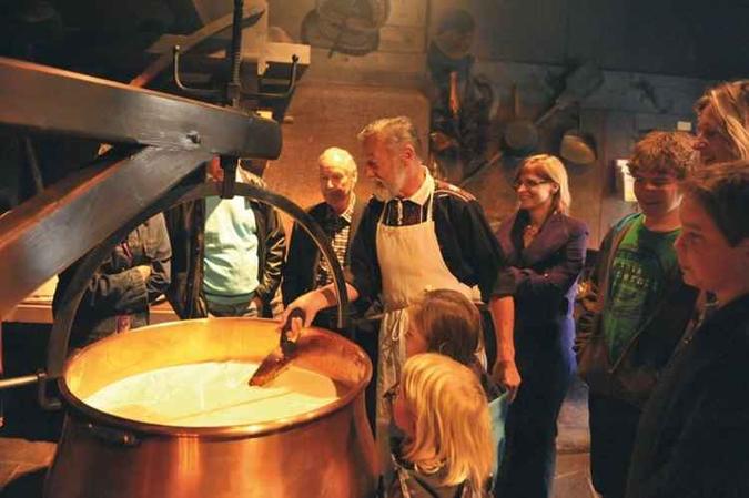 Em Emmental, os turistas podem produzir o próprio queijo curado(foto: Terence du Fresne/Divulgação) Em Emmental, os turistas podem produzir o próprio queijo curado(foto: Terence du Fresne/Divulgação)