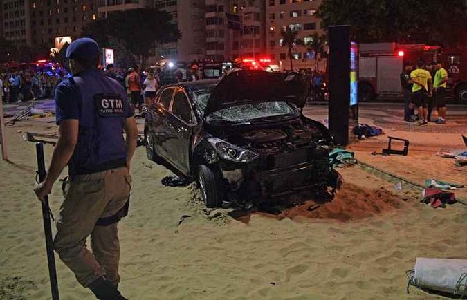 Acidente aconteceu na noite de quinta-feira (18/1) e deixou 1 morto e 16 feridos(foto: CARL DE SOUZA / AFP) Acidente aconteceu na noite de quinta-feira (18/1) e deixou 1 morto e 16 feridos(foto: CARL DE SOUZA / AFP)