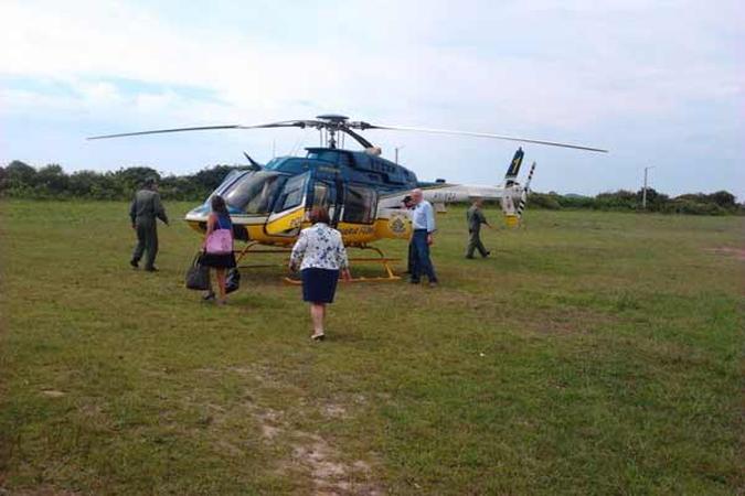 Ideli se prepara para embarcar no helicóptero, em 25 de janeiro: assessoria da ministra alega que a aeronave da PRF em Santa Catarina é Ideli se prepara para embarcar no helicóptero, em 25 de janeiro: assessoria da ministra alega que a aeronave da PRF em Santa Catarina é