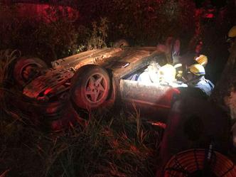 Dois homem morreram após o veículo capotar e bater em uma árvore (foto: Divulgação/CBMDF) Dois homem morreram após o veículo capotar e bater em uma árvore (foto: Divulgação/CBMDF)