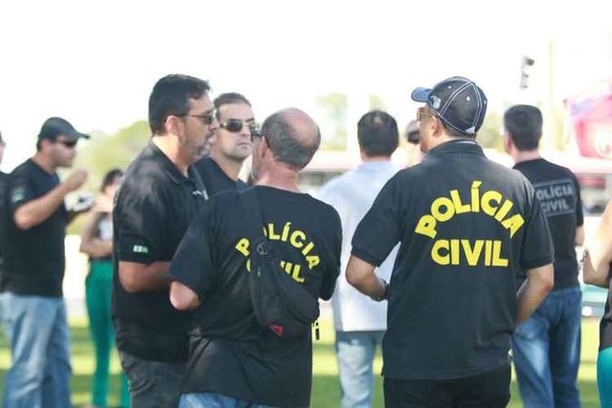 Policiais se reúnem em frente ao Planalto(foto: Luís Nova/Esp. CB/D.A press) Policiais se reúnem em frente ao Planalto(foto: Luís Nova/Esp. CB/D.A press)