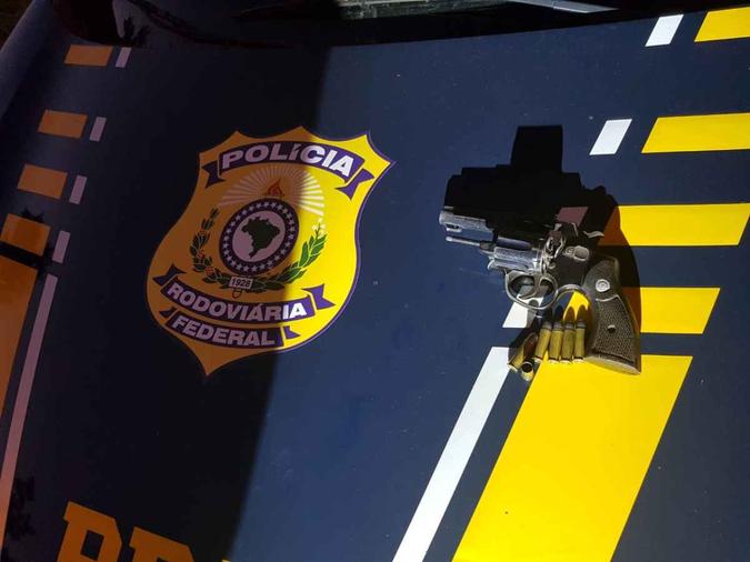 Arma encontrada no carro do condutor. Seis balas também foram localizadas(foto: PRF / Divulgação) Arma encontrada no carro do condutor. Seis balas também foram localizadas(foto: PRF / Divulgação)