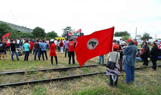 O acampamento fica na Fazenda Garapu, que foi ocupada pelos sem-terra em julho de 2017. Conforme o MST, as terras estavam abandonadas(foto: Heuler Andrey/AFP) O acampamento fica na Fazenda Garapu, que foi ocupada pelos sem-terra em julho de 2017. Conforme o MST, as terras estavam abandonadas(foto: Heuler Andrey/AFP)