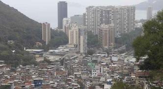No Rio de Janeiro, perto das praias padrão de vida é melhor, mas piora nas áreas mais distantes(foto: Vladimir Platonow/Agência Brasil) No Rio de Janeiro, perto das praias padrão de vida é melhor, mas piora nas áreas mais distantes(foto: Vladimir Platonow/Agência Brasil)