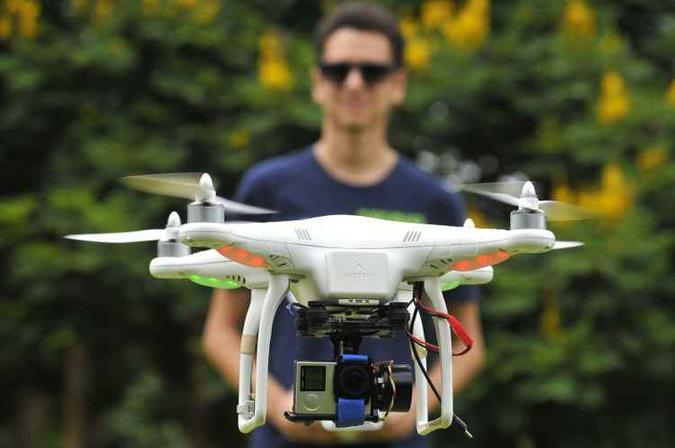 O drone de Gabriel Simões vem de fábrica com um software que impede voos próximos de prédios e aeroportos: o universitário usa o equipamento para se divertir (foto: Minervino Junior/CB/D.A Press) O drone de Gabriel Simões vem de fábrica com um software que impede voos próximos de prédios e aeroportos: o universitário usa o equipamento para se divertir (foto: Minervino Junior/CB/D.A Press)