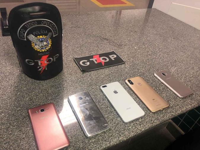 Ao todo, cinco celulares foram encontrados com os suspeitos, mas a polícia acredita que eles possam ter furtado mais aparelhos(foto: Divulgação/PMDF) Ao todo, cinco celulares foram encontrados com os suspeitos, mas a polícia acredita que eles possam ter furtado mais aparelhos(foto: Divulgação/PMDF)