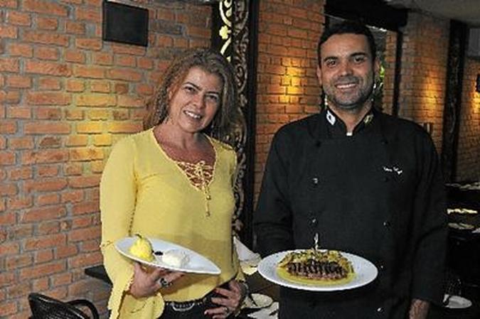 A dona do Piacere, Celina, com o subchef Vitor Hugo: ancho ao molho(foto: Antonio Cunha/CB/D.A Press) A dona do Piacere, Celina, com o subchef Vitor Hugo: ancho ao molho(foto: Antonio Cunha/CB/D.A Press)