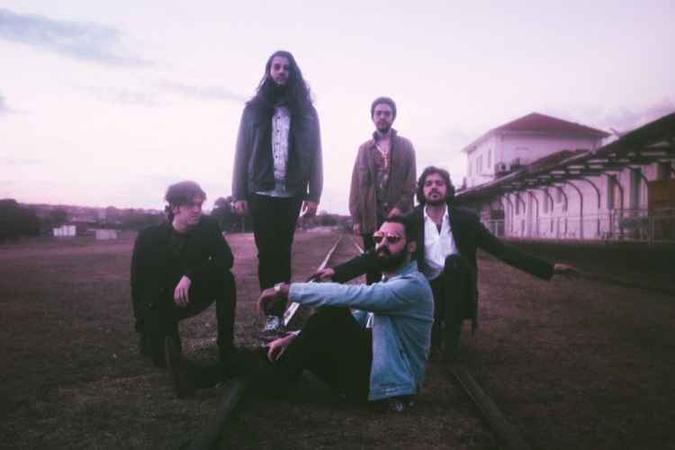 O quinteto busca inovar com estilo setentista no cenário independente da música(foto: Sarah Outeiro/Divulgação) O quinteto busca inovar com estilo setentista no cenário independente da música(foto: Sarah Outeiro/Divulgação)