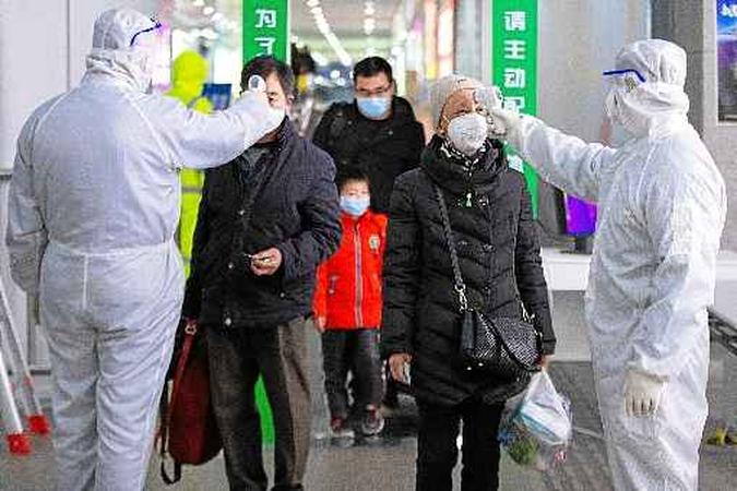 O controle de temperatura é uma estratégia usadas atualmente, mas o coronavírus é disseminado mesmo quando não se tem febre(foto: AFP) O controle de temperatura é uma estratégia usadas atualmente, mas o coronavírus é disseminado mesmo quando não se tem febre(foto: AFP)