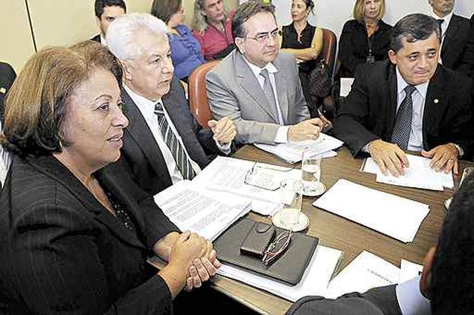 Ideli negocia com deputados. Texto aprovado no Congresso será mudado porque não se pode ter Ideli negocia com deputados. Texto aprovado no Congresso será mudado porque não se pode ter