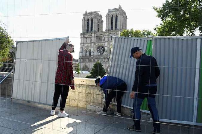 Incêndio em 15 de abril deste ano destruiu parcialmente a catedral em Paris(foto: BERTRAND GUAY/AFP) Incêndio em 15 de abril deste ano destruiu parcialmente a catedral em Paris(foto: BERTRAND GUAY/AFP)