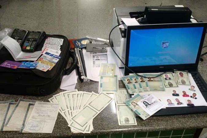 Na casa do suspeito a PM encontrou diversas cédulas de CNH falsa, além de cópias de identidade, uma cartões, talões de cheque e uma máquina de clonar cartão(foto: Polícia Militar/Divulgação) Na casa do suspeito a PM encontrou diversas cédulas de CNH falsa, além de cópias de identidade, uma cartões, talões de cheque e uma máquina de clonar cartão(foto: Polícia Militar/Divulgação)