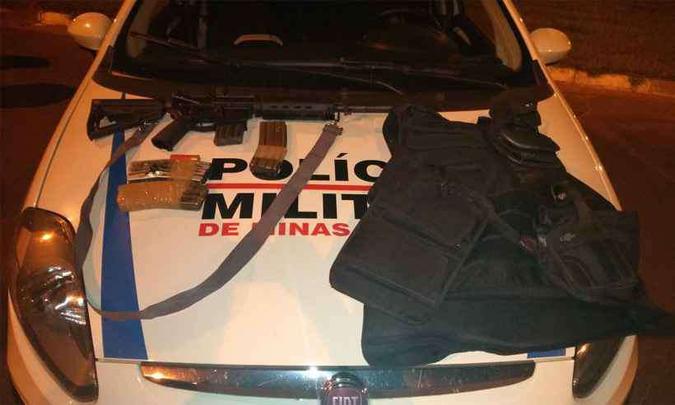 No carro apreendido pela PM, estavam um fuzil, miguelitos (objetos pontiagudos para furar pneus) e máscaras que seriam usados em um ataque a banco na cidade(foto: PM/Divulgação) No carro apreendido pela PM, estavam um fuzil, miguelitos (objetos pontiagudos para furar pneus) e máscaras que seriam usados em um ataque a banco na cidade(foto: PM/Divulgação)