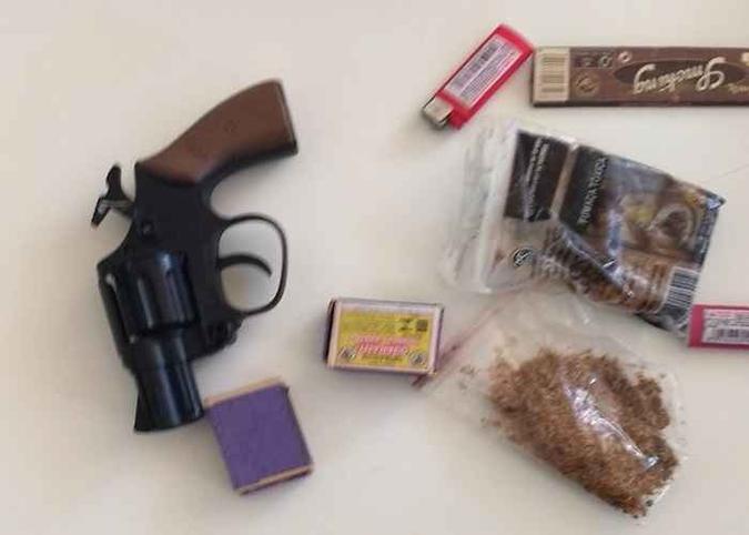 A polícia apreendeu com os estudantes um simulacro de arma de fogo e o aparelho celular da vítima, além de material de fumo artesanal.(foto: Divulgação PMDF.) A polícia apreendeu com os estudantes um simulacro de arma de fogo e o aparelho celular da vítima, além de material de fumo artesanal.(foto: Divulgação PMDF.)