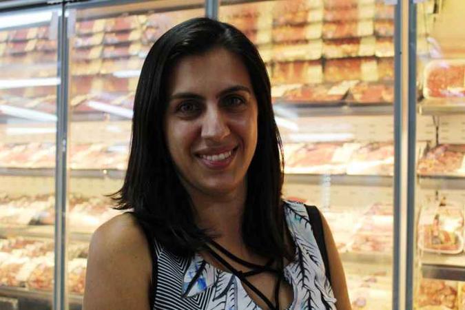 A funcionária pública Janaína Pereira sentiu alta e optou por comprar um corte mais barato(foto: Gabriel Pinheiro/Esp. CB/D.A Press) A funcionária pública Janaína Pereira sentiu alta e optou por comprar um corte mais barato(foto: Gabriel Pinheiro/Esp. CB/D.A Press)