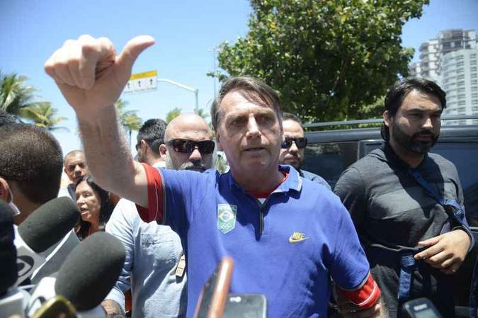 Bolsonaro, em entrevista ontem na entrada do condomínio onde mora no Rio: enxugamento da máquina pública é um dos desafios da próxima gestão(foto: Tânia Regô/Agência Brasil ) Bolsonaro, em entrevista ontem na entrada do condomínio onde mora no Rio: enxugamento da máquina pública é um dos desafios da próxima gestão(foto: Tânia Regô/Agência Brasil )