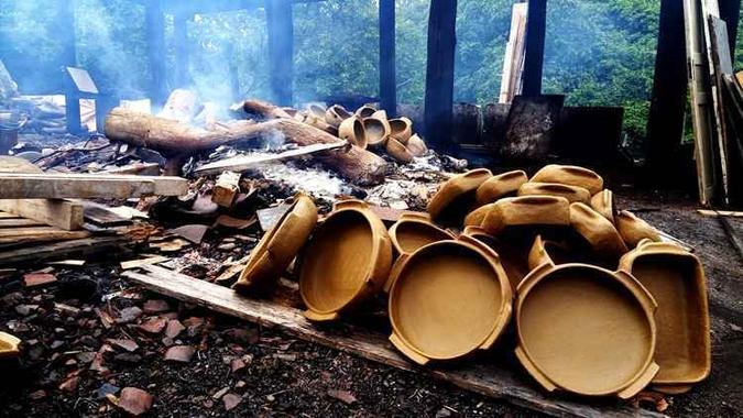 Panelas de barro produzidas em Vitória atraem interessados no preparo da iguaria mais famosa do estado: a moqueca(foto: Rafaella Panceri/Esp. CB/D.A Press) Panelas de barro produzidas em Vitória atraem interessados no preparo da iguaria mais famosa do estado: a moqueca(foto: Rafaella Panceri/Esp. CB/D.A Press)