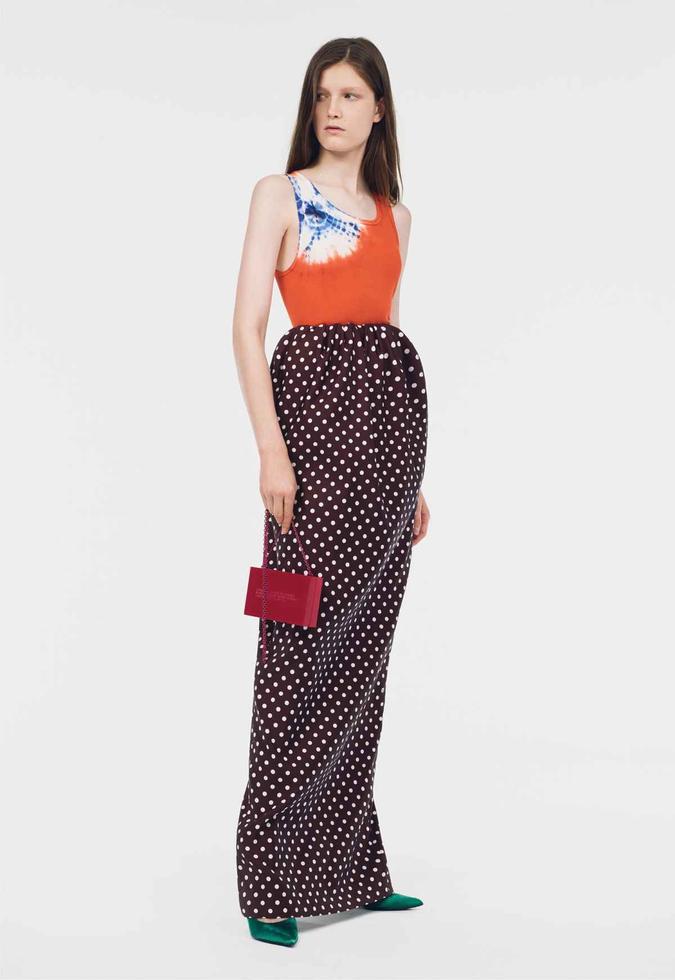 Coleção Resort 2019, da Calvin Klein: o poá aparece como ponto focal de uma produção colorida e moderna.(foto: Calvin Klein) Coleção Resort 2019, da Calvin Klein: o poá aparece como ponto focal de uma produção colorida e moderna.(foto: Calvin Klein)