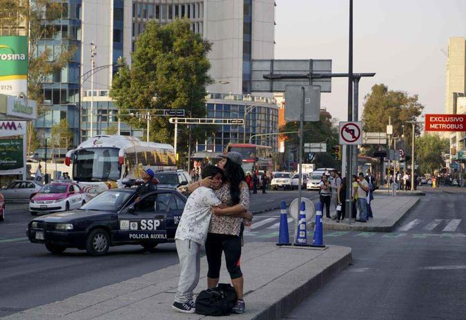 Mulher abraça jovem durante o terremoto que abalou a Cidade do México nesta sexta-feira (16/2)(foto: Yuri Cortez/AFP) Mulher abraça jovem durante o terremoto que abalou a Cidade do México nesta sexta-feira (16/2)(foto: Yuri Cortez/AFP)