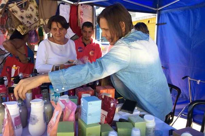 Na feira que fica na Praça do Bicalho, em Taguatinga, a candidata conversou, principalmente, com mulheres(foto: Mariana Machado/Esp. CB/D.A Press) Na feira que fica na Praça do Bicalho, em Taguatinga, a candidata conversou, principalmente, com mulheres(foto: Mariana Machado/Esp. CB/D.A Press)