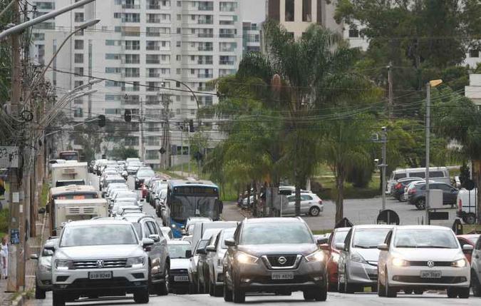 Segundo a Codeplan, Águas Claras tem 46.837 automóveis, 3.294 motocicletas e 19.427 bicicletas: fluxo intenso de veículos(foto: Ed Alves/CB/D.A Press) Segundo a Codeplan, Águas Claras tem 46.837 automóveis, 3.294 motocicletas e 19.427 bicicletas: fluxo intenso de veículos(foto: Ed Alves/CB/D.A Press)