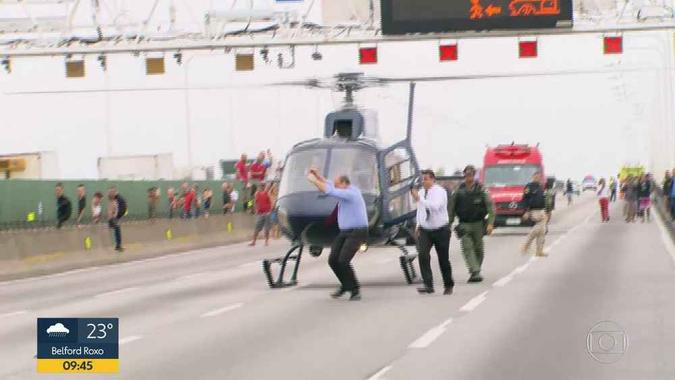 Governador do Rio de Janeiro comemora após desembarcar na Ponte Rio-Niterói (foto: Reprodução/ TV Globo ) Governador do Rio de Janeiro comemora após desembarcar na Ponte Rio-Niterói (foto: Reprodução/ TV Globo )