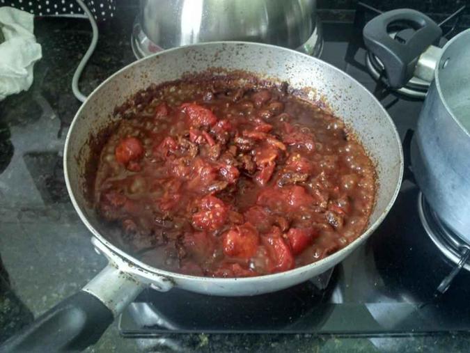 Picadinho de carne com tomate Comidas Feia/Reprodução Picadinho de carne com tomate Comidas Feia/Reprodução