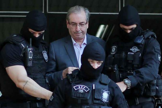 Mesmo com o habeas corpus concedido por Marco Aurélio, Cunha permanece preso por pesar contra ele outros três decretos de prisão (foto: Heuler Andrey/AFP) Mesmo com o habeas corpus concedido por Marco Aurélio, Cunha permanece preso por pesar contra ele outros três decretos de prisão (foto: Heuler Andrey/AFP)