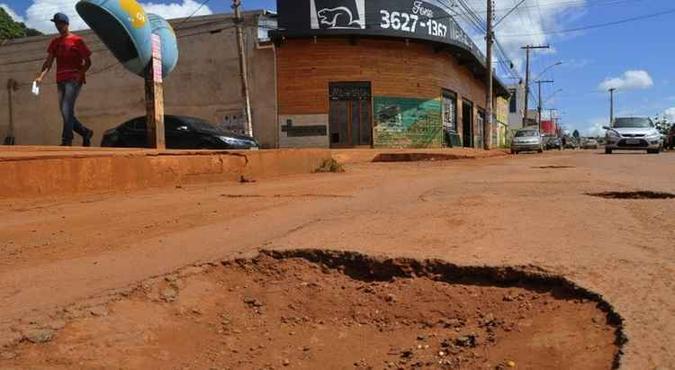 Buracos, poeira e alagamentos são problemas constantes na região(foto: Minervino Junior/CB/D.A Press) Buracos, poeira e alagamentos são problemas constantes na região(foto: Minervino Junior/CB/D.A Press)