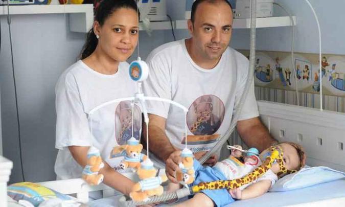 Leandro Couri/EM/D.A Press(foto: William e Marina, com Yan: 'Os nomes do remédio e da doença lembram esperança e amor. E é isso que temos no coração para darmos ao nosso filho') Leandro Couri/EM/D.A Press(foto: William e Marina, com Yan: 'Os nomes do remédio e da doença lembram esperança e amor. E é isso que temos no coração para darmos ao nosso filho')