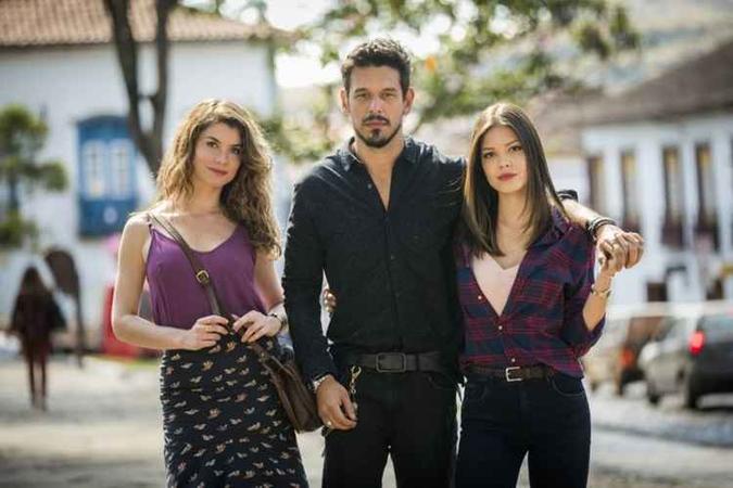 Alinne Moraes, João Vicente de Castro e Vitoria Strada como Isabel, Alain e Cris na novela Espelho da vida.(foto: Globo/João Miguel Júnior) Alinne Moraes, João Vicente de Castro e Vitoria Strada como Isabel, Alain e Cris na novela Espelho da vida.(foto: Globo/João Miguel Júnior)
