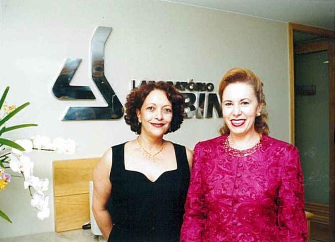 Ao lado da sócia, Sandra Costa, na antiga sede do Sabin: Ao lado da sócia, Sandra Costa, na antiga sede do Sabin: