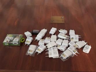 Carregadores foram encontrados em Ceilândia, na casa do receptador Wisllan Borges Sales. A polícia ainda vai investigar como objetos roubados eram revendidos(foto: PCDF / Divulgação) Carregadores foram encontrados em Ceilândia, na casa do receptador Wisllan Borges Sales. A polícia ainda vai investigar como objetos roubados eram revendidos(foto: PCDF / Divulgação)