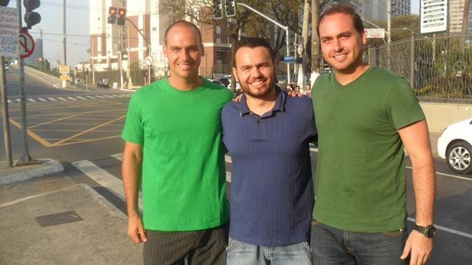 Eduardo Bolsonaro, Gil Diniz e Carlos Bolsonaro(foto: Reprodução/Twitter) Eduardo Bolsonaro, Gil Diniz e Carlos Bolsonaro(foto: Reprodução/Twitter)