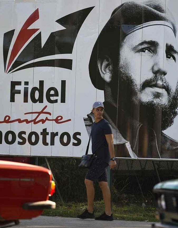 Falecido líder cubano Fidel Castro completaria 92 anos de idade. Para marcar a data, os cubanos iniciarão uma consulta popular nas ruas, onde o novo projeto da Constituição será discutido.(foto: Yamil Lage/AFP) Falecido líder cubano Fidel Castro completaria 92 anos de idade. Para marcar a data, os cubanos iniciarão uma consulta popular nas ruas, onde o novo projeto da Constituição será discutido.(foto: Yamil Lage/AFP)