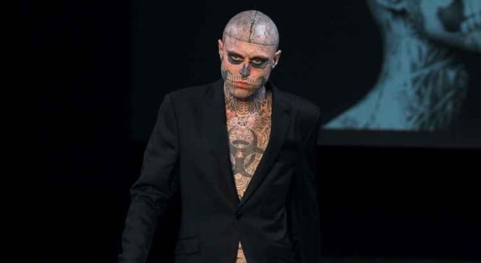 Zombie Boy, que no início mendigava para pagar por suas tatuagem, se tornou um nome da moda e do espetáculo(foto: François Guillot / AFP ) Zombie Boy, que no início mendigava para pagar por suas tatuagem, se tornou um nome da moda e do espetáculo(foto: François Guillot / AFP )