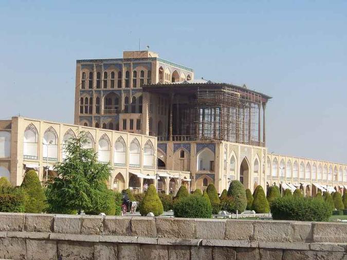 O Palácio Ali Qapu fica em frente à mesquita, na Praça Naqsh-e-Jahan(foto: François Munier/Flickr) O Palácio Ali Qapu fica em frente à mesquita, na Praça Naqsh-e-Jahan(foto: François Munier/Flickr)