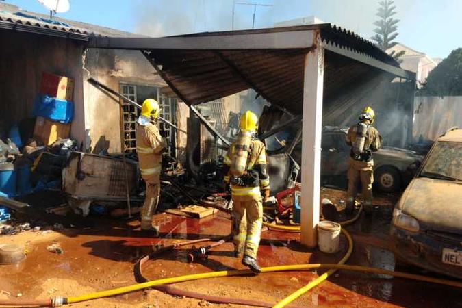 Bombeiros atuam há quase três horas em combate as chamas(foto: Corpo de Bombeiros/Divulgação) Bombeiros atuam há quase três horas em combate as chamas(foto: Corpo de Bombeiros/Divulgação)