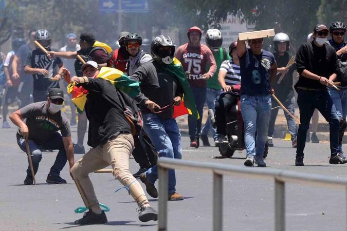 Além de Santa Cruz e Cochabamba, os protestos acontecem em La Paz, Sucre (sudeste) e Potosí (sudoeste)(foto: STR / AFP) Além de Santa Cruz e Cochabamba, os protestos acontecem em La Paz, Sucre (sudeste) e Potosí (sudoeste)(foto: STR / AFP)