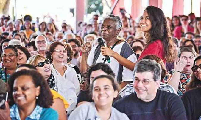 Professora Diva Guimarães contou sua história como neta de escravos e emocionou Lázaro Ramos (E) e a plateia(foto: IBERê Perisse/flip festa literária) Professora Diva Guimarães contou sua história como neta de escravos e emocionou Lázaro Ramos (E) e a plateia(foto: IBERê Perisse/flip festa literária)