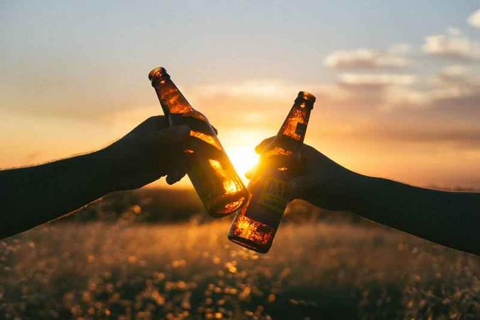 Consumir cerca de dois copos de cerveja ou vinho diariamente estava associado a 18% de redução de morte prematura(foto: MaxPixel/Creative Commons) Consumir cerca de dois copos de cerveja ou vinho diariamente estava associado a 18% de redução de morte prematura(foto: MaxPixel/Creative Commons)