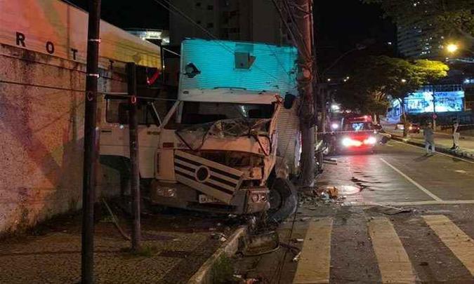 Pelo menos quatro pessoas ficaram feridas no acidente(foto: Corpo de Bombeiros/Divulgação)) Pelo menos quatro pessoas ficaram feridas no acidente(foto: Corpo de Bombeiros/Divulgação))