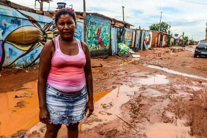 Francisca Dias, nas ruas da invasão da fazenda Santa Luzia: o esgoto improvisado se mistura com a água da chuva e forma um lamaçal(foto: Arthur Menescal/Esp. CB/D.A Press) Francisca Dias, nas ruas da invasão da fazenda Santa Luzia: o esgoto improvisado se mistura com a água da chuva e forma um lamaçal(foto: Arthur Menescal/Esp. CB/D.A Press)