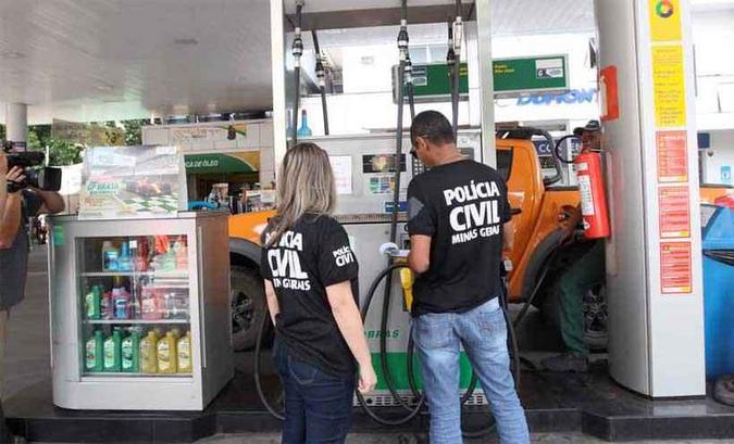 Operação vistoriou 35 revendas na capital. Preço da gasolina está 1,68% mais caro na refinaria a partir de hoje(foto: Jair Amaral/EM/D.A Press) Operação vistoriou 35 revendas na capital. Preço da gasolina está 1,68% mais caro na refinaria a partir de hoje(foto: Jair Amaral/EM/D.A Press)