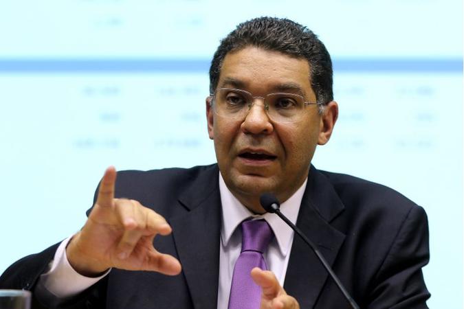 Mansueto ressaltou que o governo se preparou para os próximos três meses, e que o Brasil está fazendo mais que outros países, mas que se for necessário mais que três meses de ações de auxílio à população, caso a quarentena seja estendida, será necessário sentar e discutir as ações.(foto: Wilson Dias/Agência Brasi) Mansueto ressaltou que o governo se preparou para os próximos três meses, e que o Brasil está fazendo mais que outros países, mas que se for necessário mais que três meses de ações de auxílio à população, caso a quarentena seja estendida, será necessário sentar e discutir as ações.(foto: Wilson Dias/Agência Brasi)