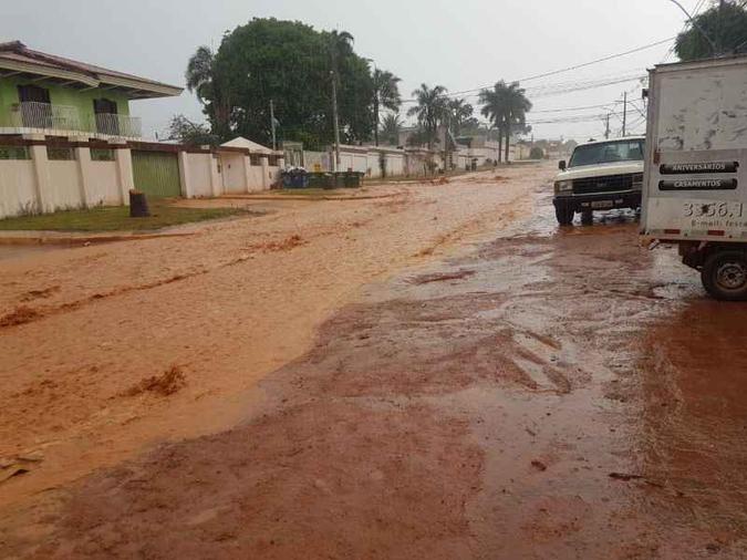 Chuva em Vicente Pires deixa ruas alagadas (foto: Reprodução/WhatsApp) Chuva em Vicente Pires deixa ruas alagadas (foto: Reprodução/WhatsApp)