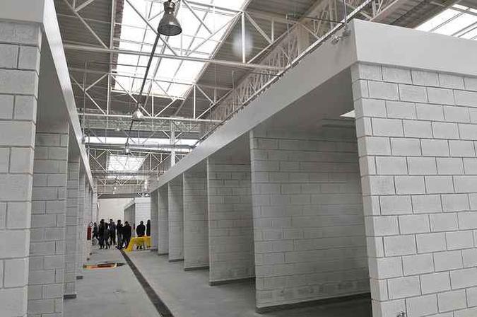 Os espaços têm cobertura e boxes com instalação de água. Um dos intuitos é fortalecer a economia das duas regiões(foto: Tony Winston/Agência Brasília) Os espaços têm cobertura e boxes com instalação de água. Um dos intuitos é fortalecer a economia das duas regiões(foto: Tony Winston/Agência Brasília)